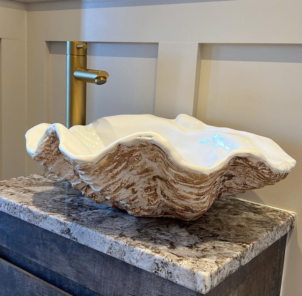 Small Clam Shell Sink in Bronze Fleck