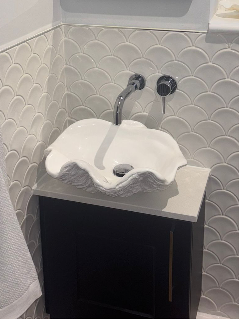 Petite Clam Shell Sink in White