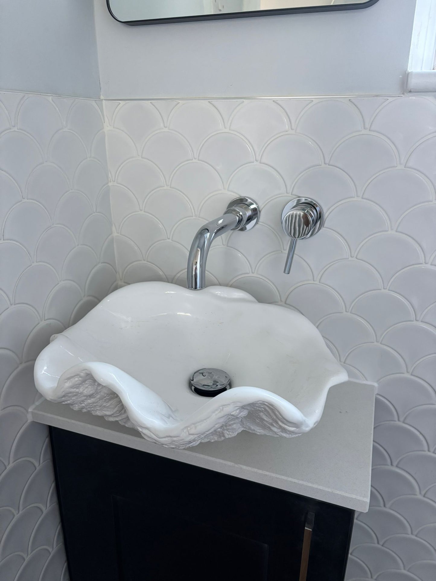 Petite Clam Shell Sink in White