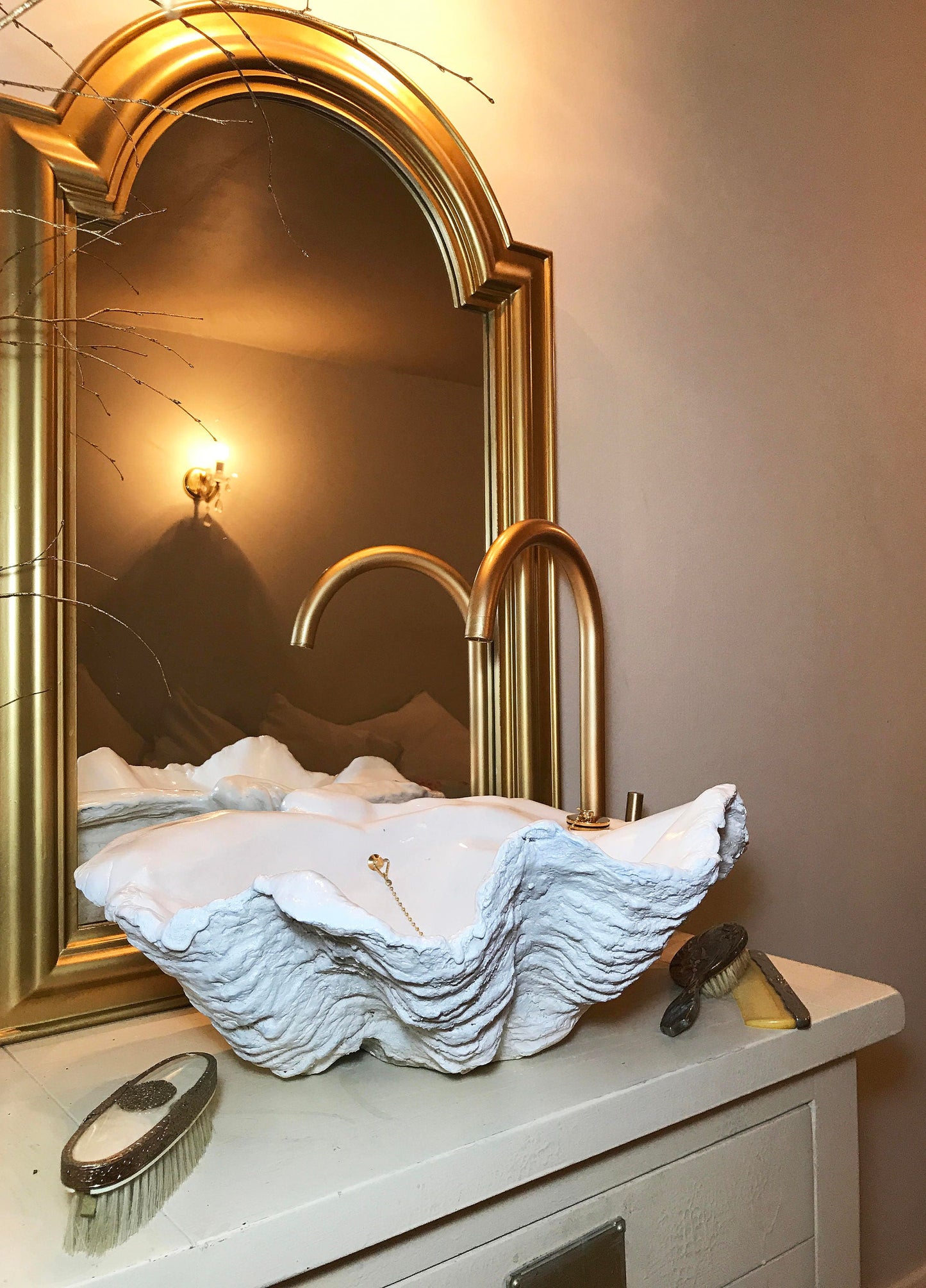 Small Clam Shell Sink in Pure White