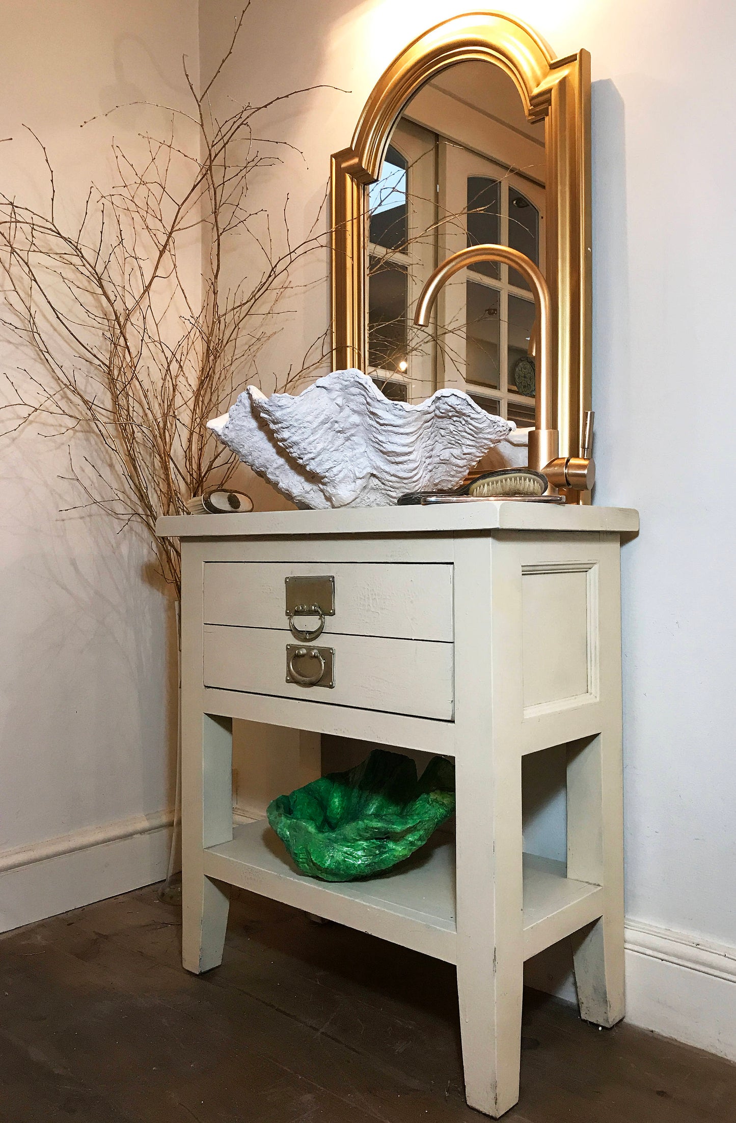 Small Clam Shell Sink in Pure White