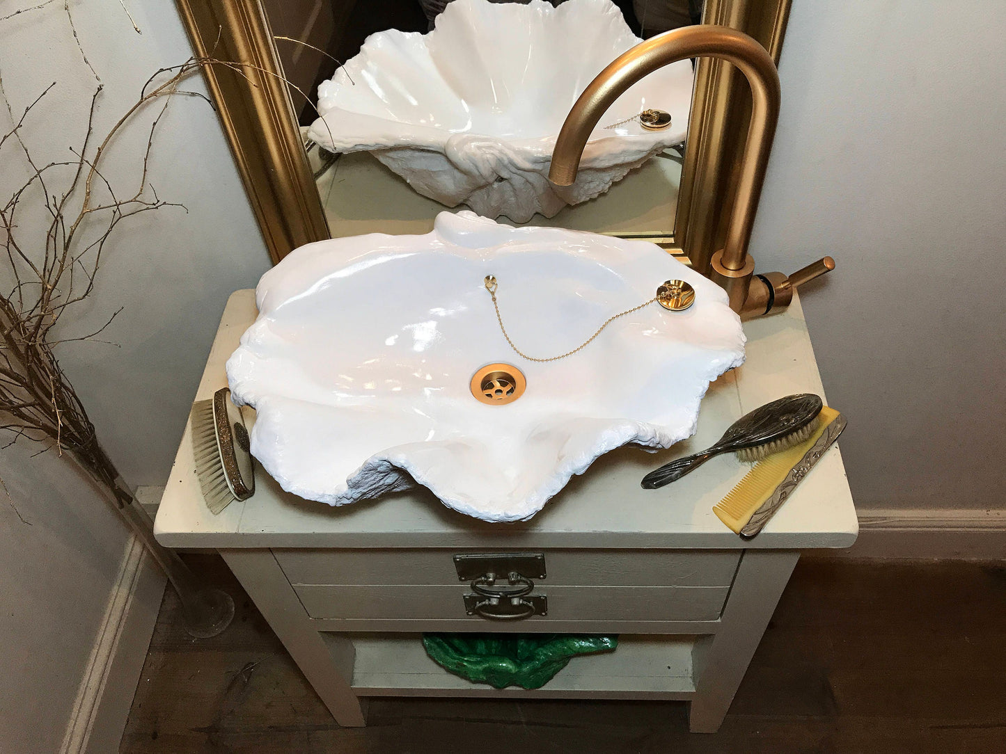Small Clam Shell Sink in Pure White