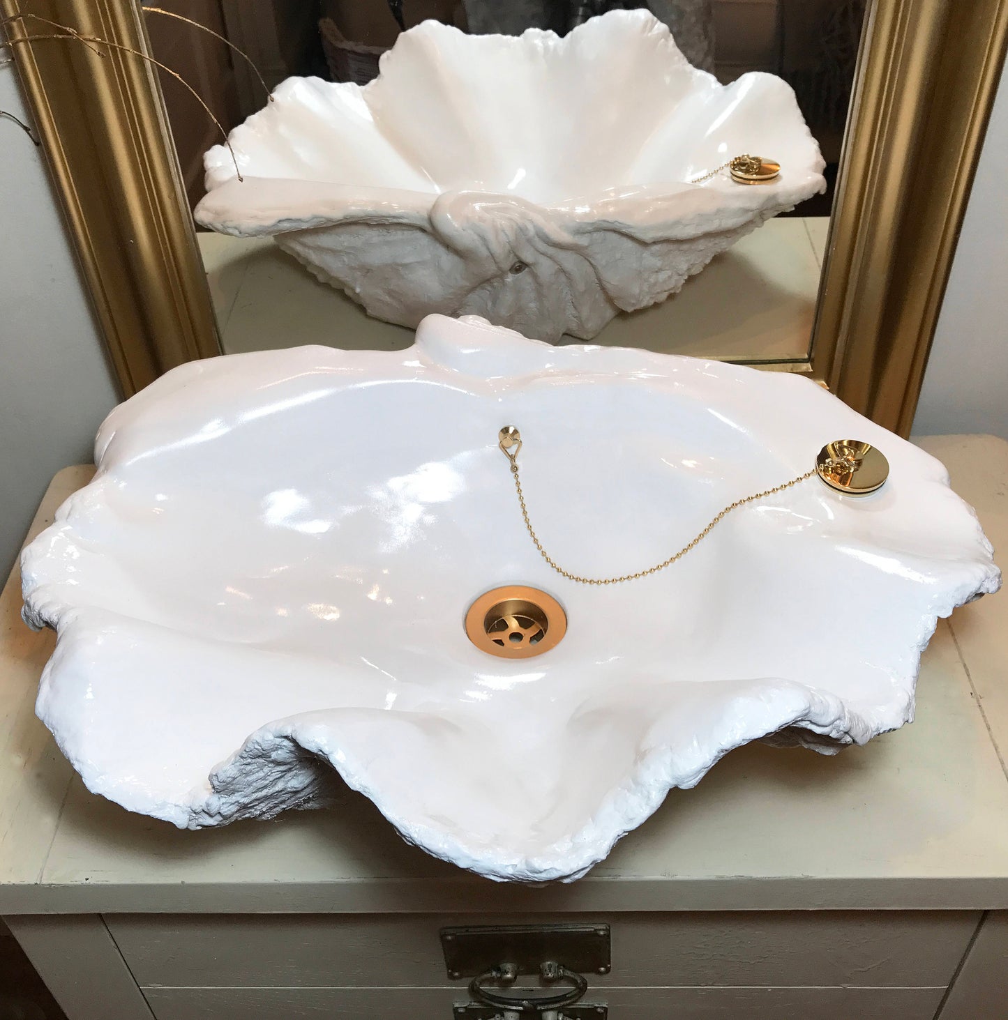 Small Clam Shell Sink in Pure White