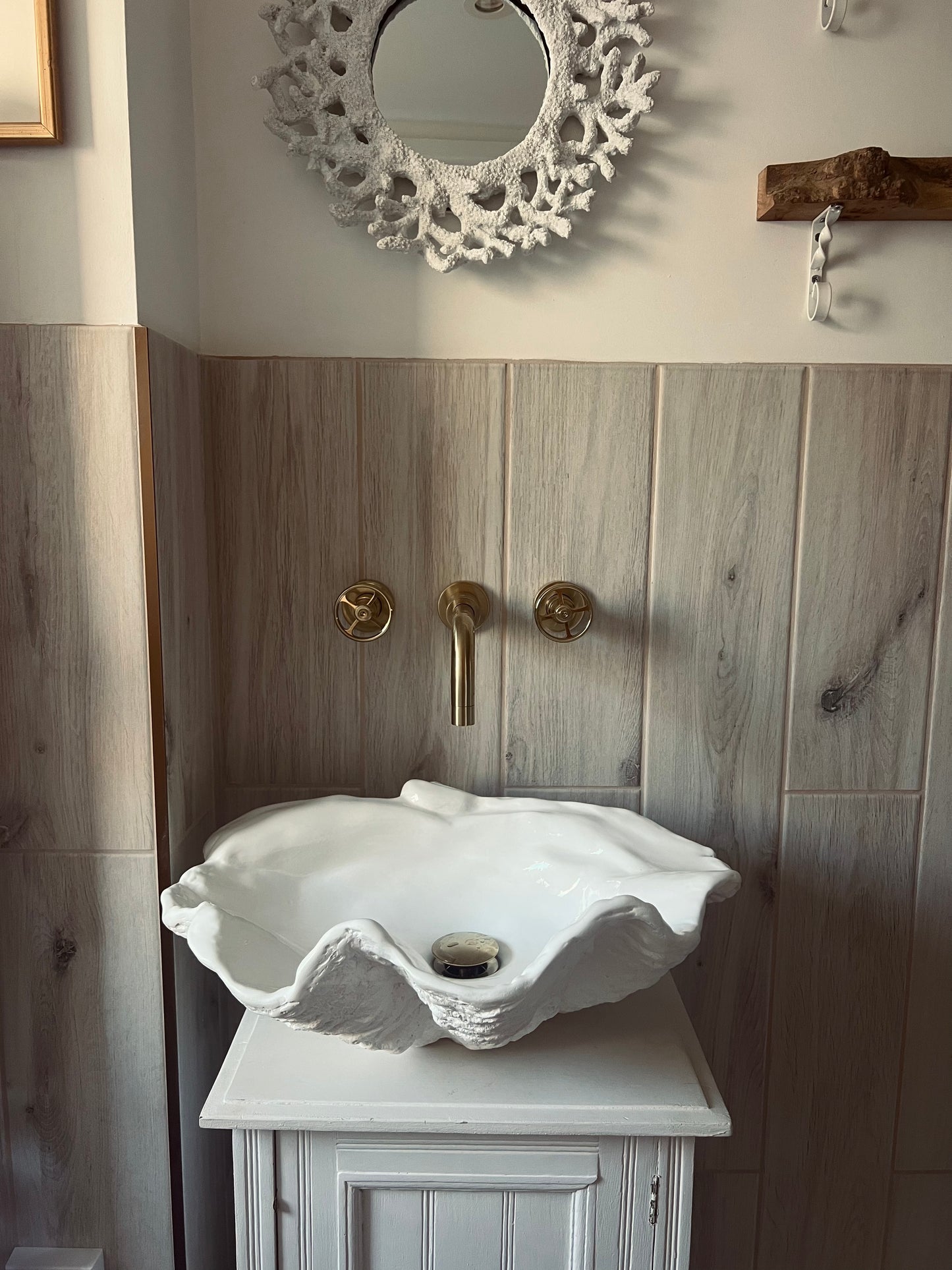 Small Clam Shell Sink in Pure White