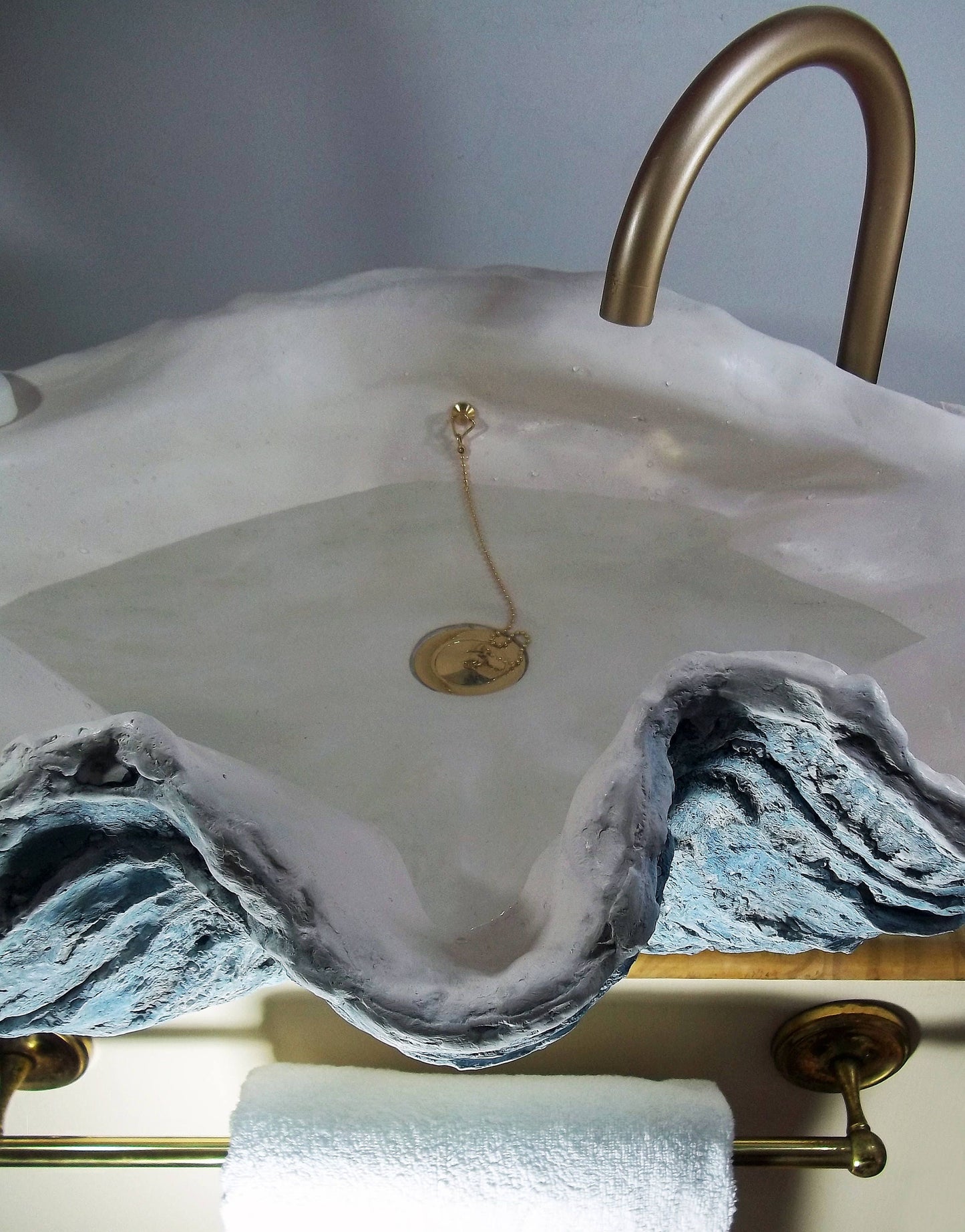 Large Clam Shell Sink in Aquamarine Blue