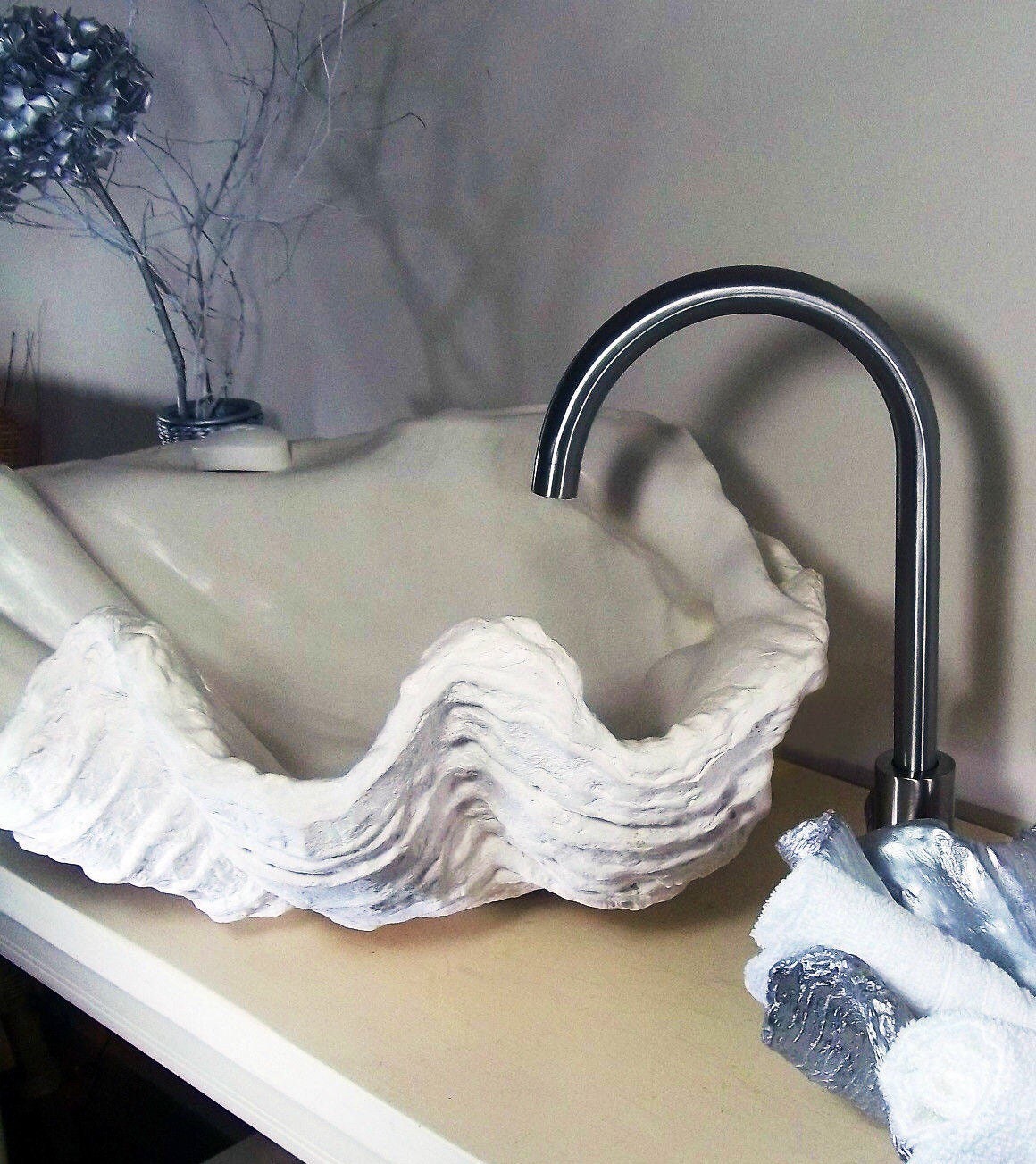 Large Clam Shell Sink In White