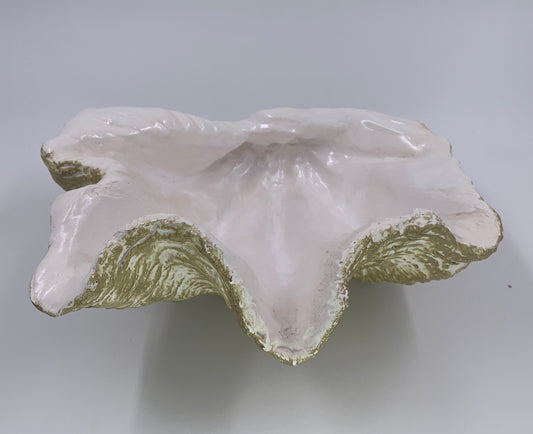 Petite Giant Clam Shell in Gold Fleck