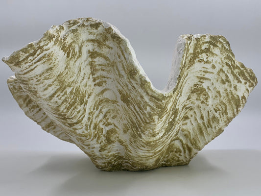 Petite Giant Clam Shell in Gold Fleck
