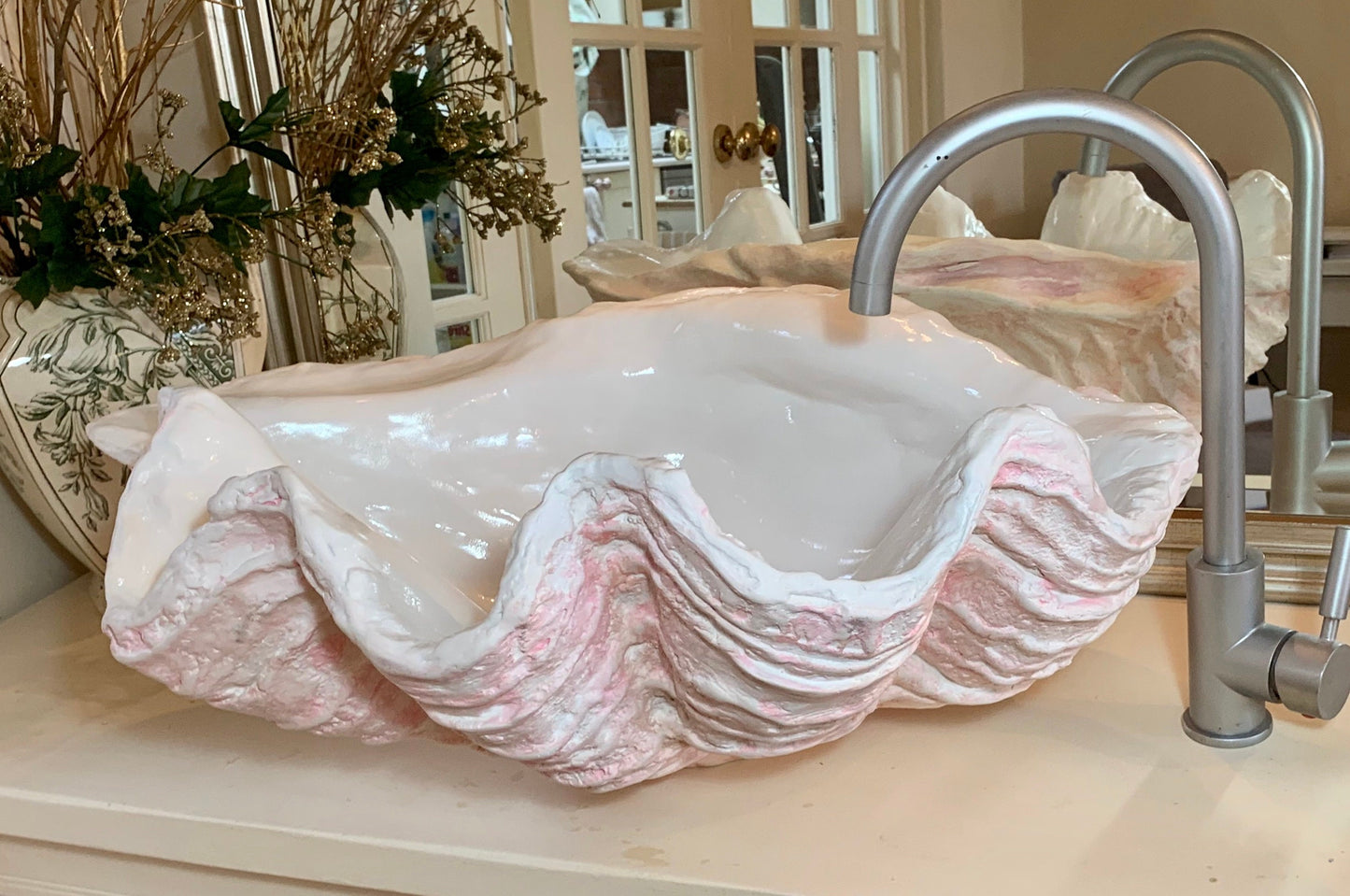 Medium Clam Shell Sink in Soft Pink
