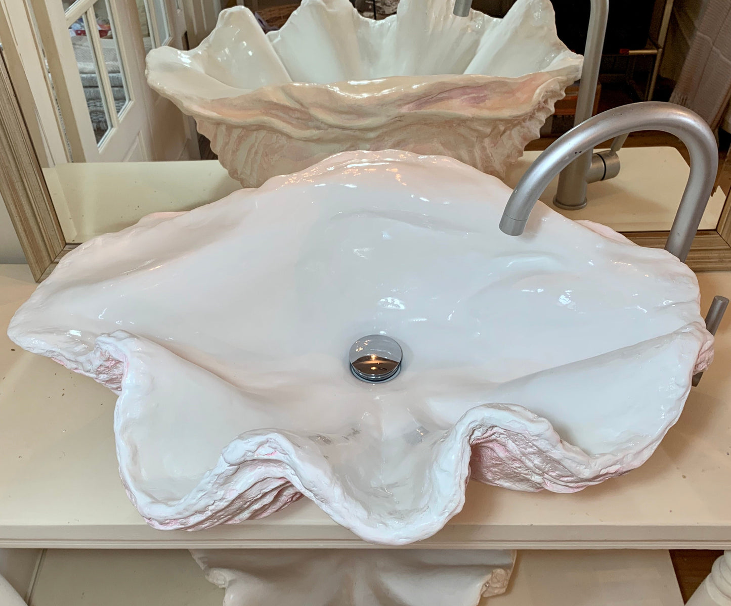 Medium Clam Shell Sink in Soft Pink