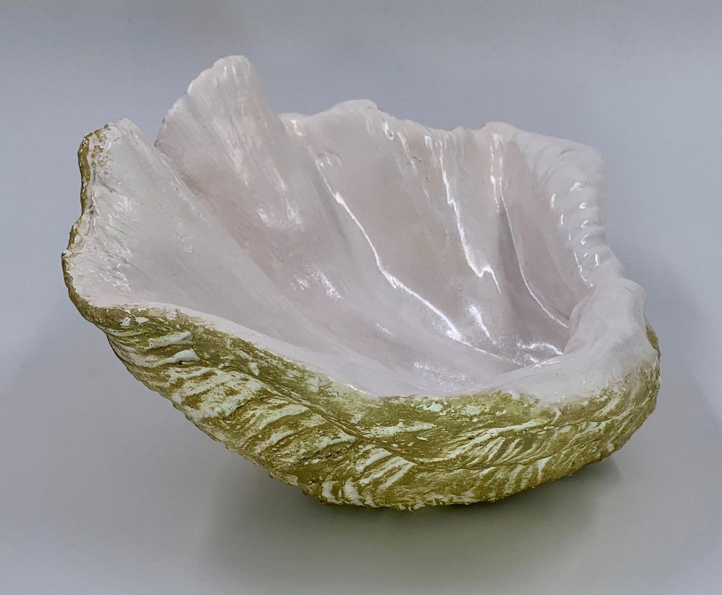 Petite Giant Clam Shell in Gold Fleck
