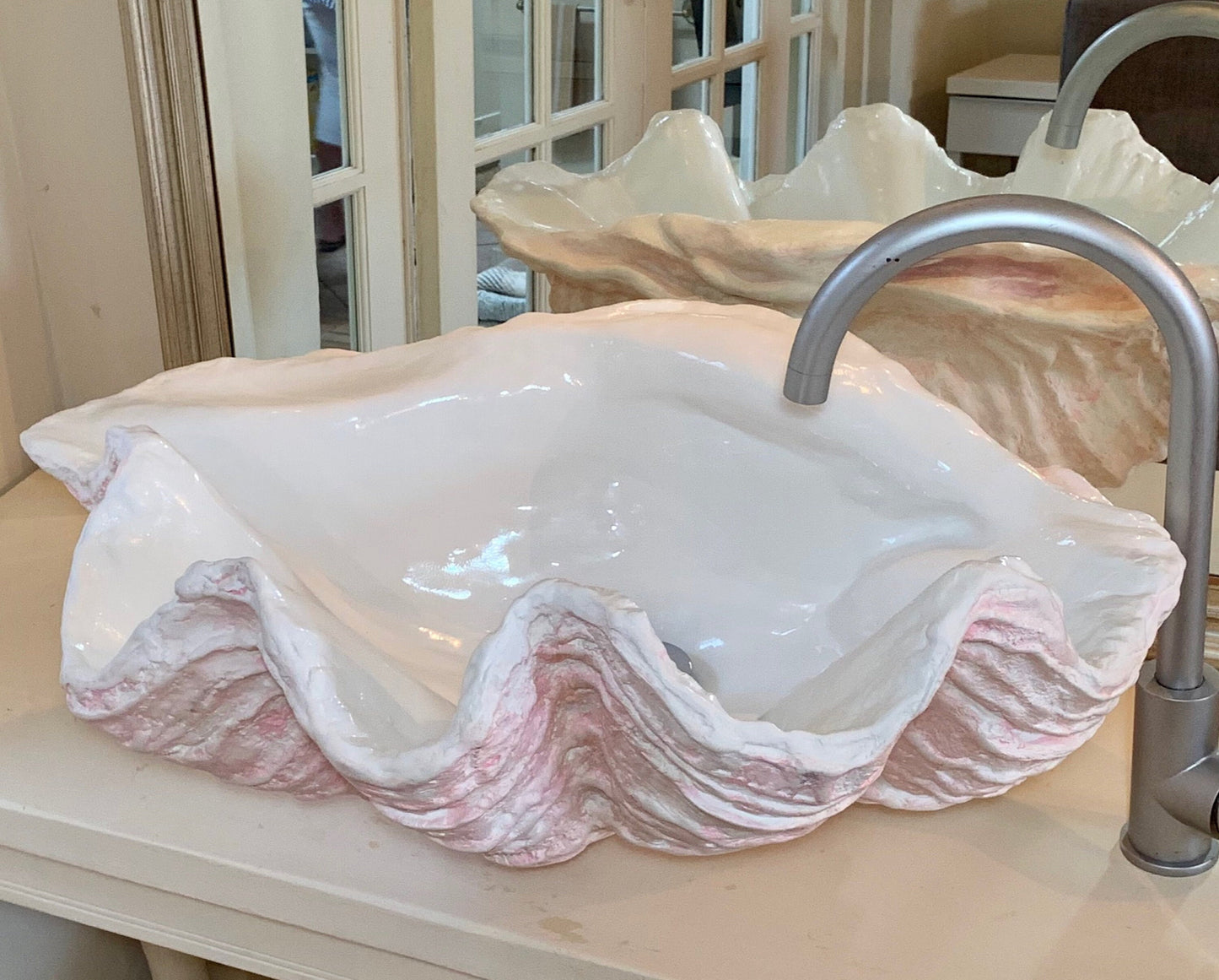 Medium Clam Shell Sink in Soft Pink