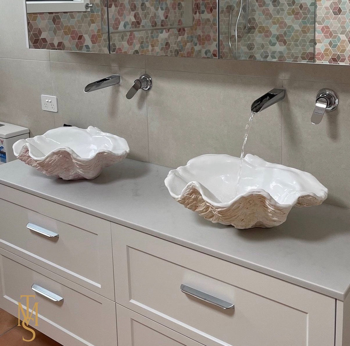 2 small clam shell sinks